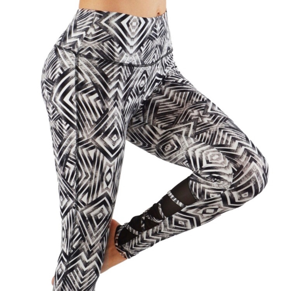 NWT Super Soft Black & White Leggings with Mesh & Crisscross Straps SIZE M